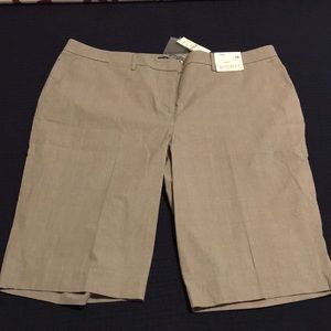 NWT New York & Company light gray cross patterned shorts Size 18